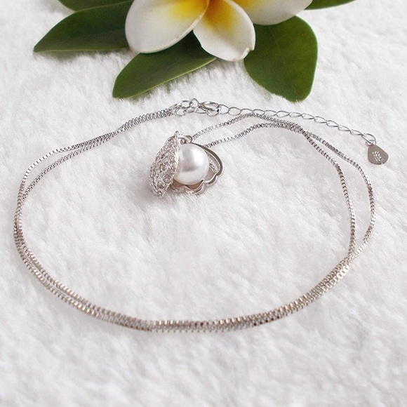 Little Mermaid Ariel Clamshell Pearl Necklace - Picture 2 of 6